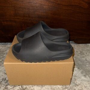 Yeezy Kids Slides in Black